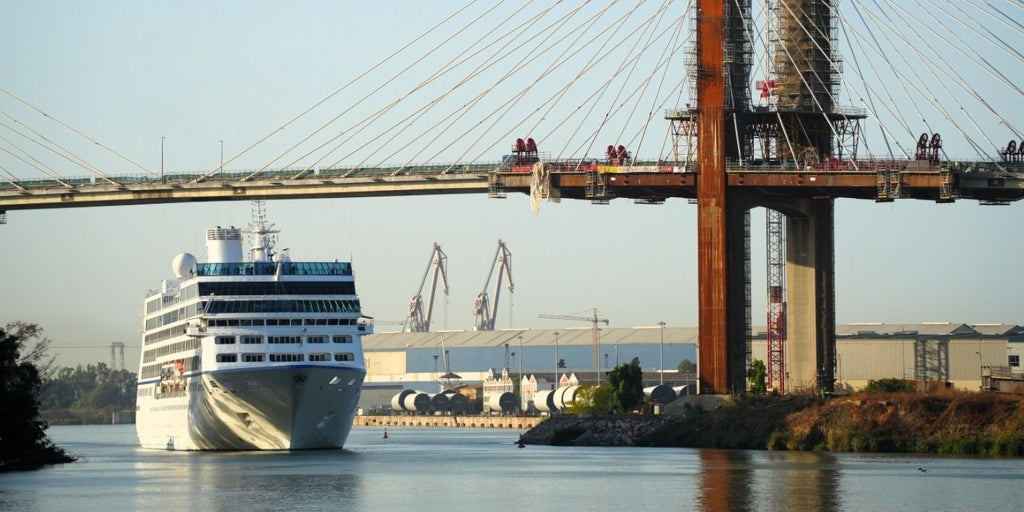 El Sirena, uno de los mayores cruceros que visitan Sevilla, atraca en el muelle de las Delicias