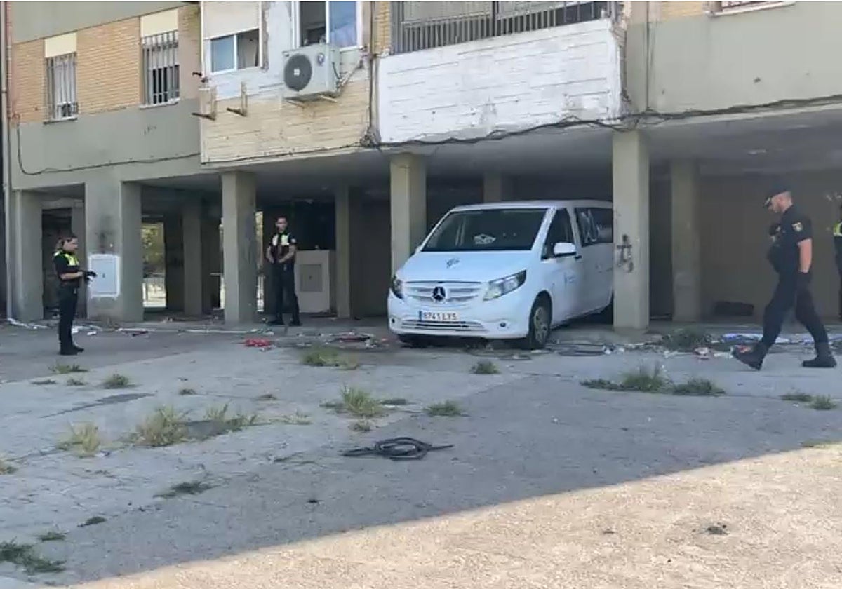 El coche de los servicios funerarios en el bloque de la calle Rojo y Negro