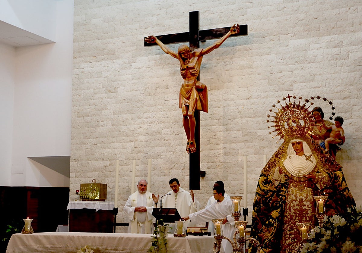 Misa en la parroquia de San Pío X, con la Esperanza de Triana