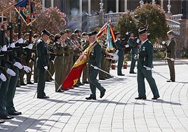 La Guardia Civil celebra «el orgullo de ser español» en el día del Pilar en la Plaza de España de Sevilla