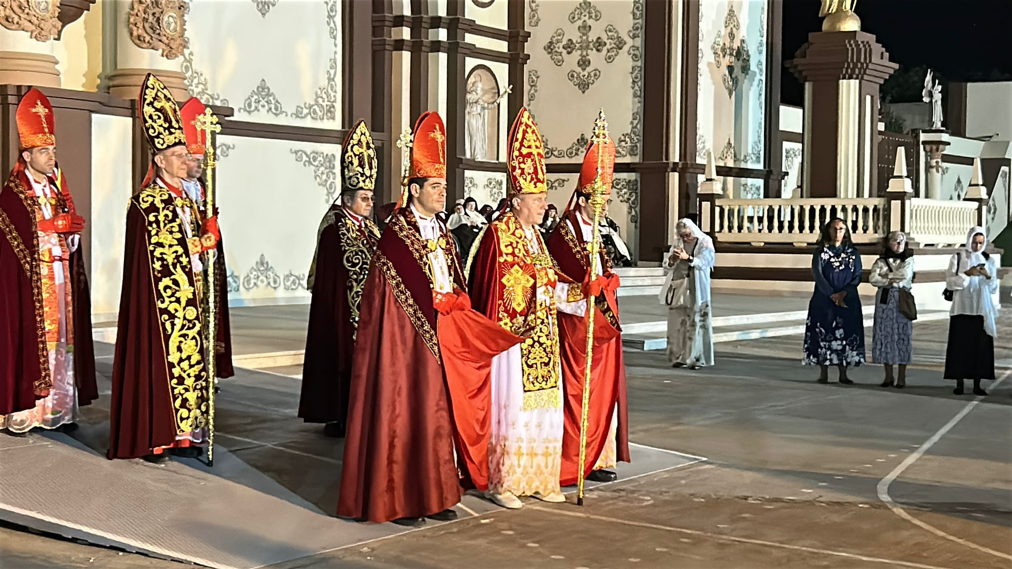 La extravagante jornada de ‘puertas abiertas’ en la secta del Palmar de Troya, en imágenes