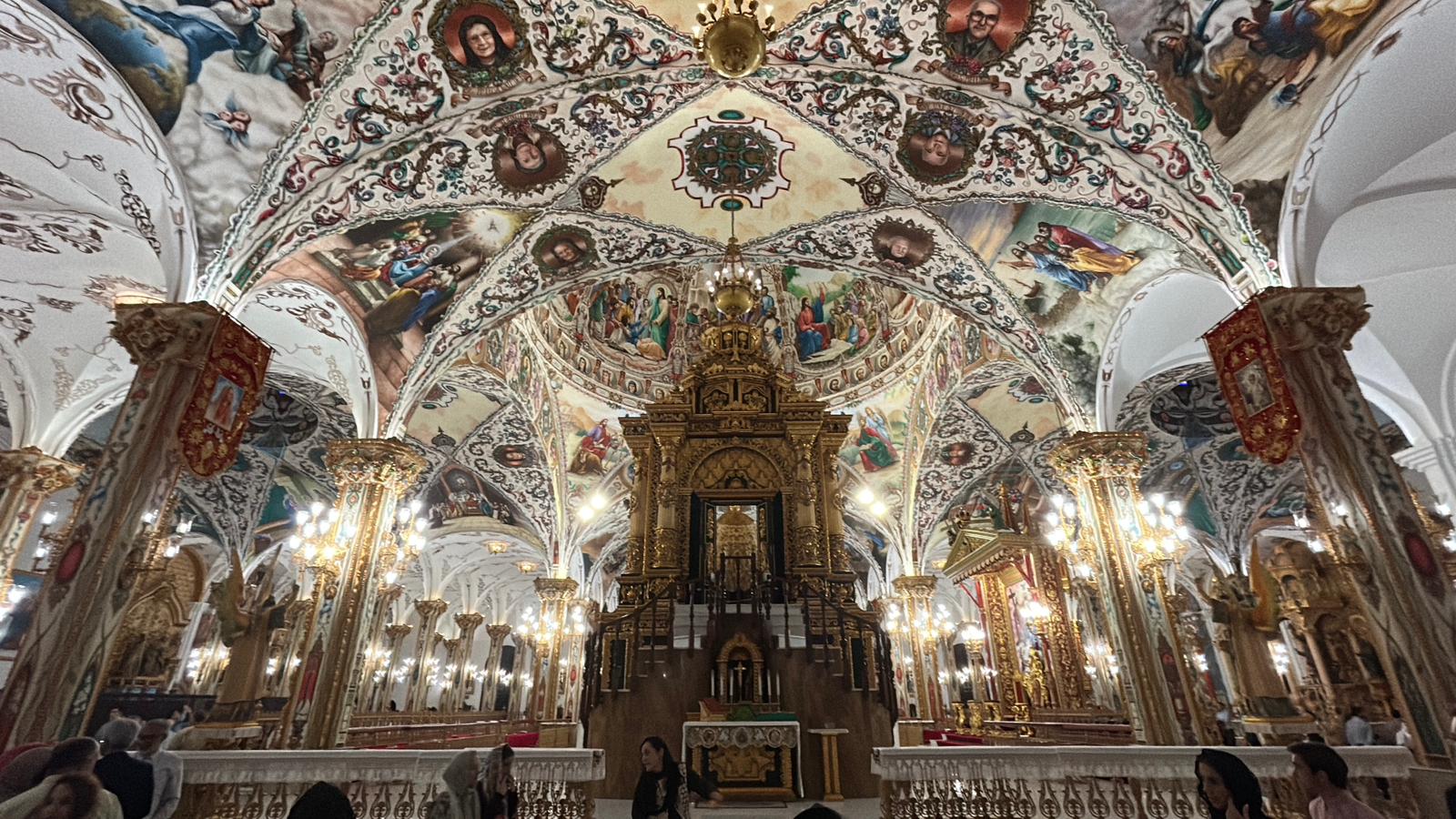 La extravagante jornada de ‘puertas abiertas’ en la secta del Palmar de Troya, en imágenes