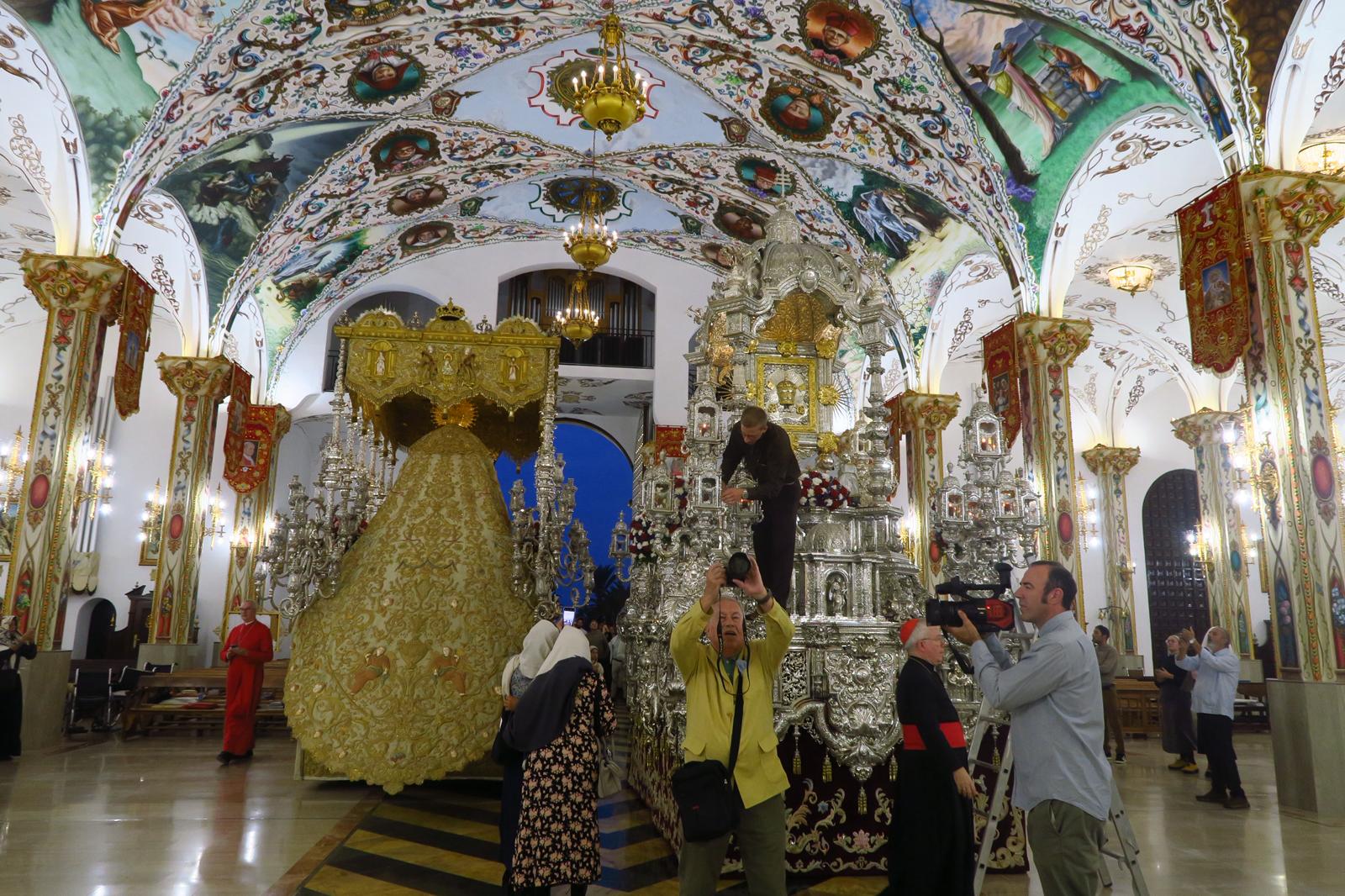 La extravagante jornada de ‘puertas abiertas’ en la secta del Palmar de Troya, en imágenes