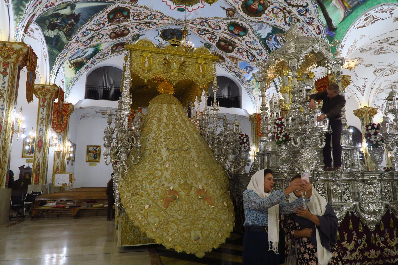 La extravagante jornada de ‘puertas abiertas’ en la secta del Palmar de Troya, en imágenes