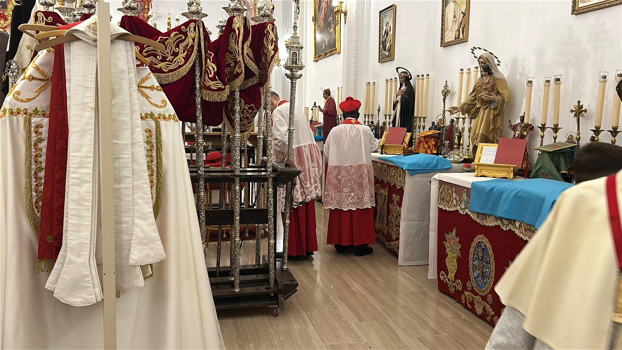 La extravagante jornada de ‘puertas abiertas’ en la secta del Palmar de Troya, en imágenes