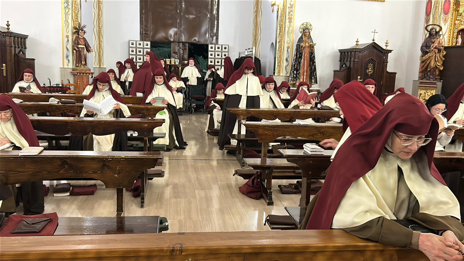 La extravagante jornada de ‘puertas abiertas’ en la secta del Palmar de Troya, en imágenes