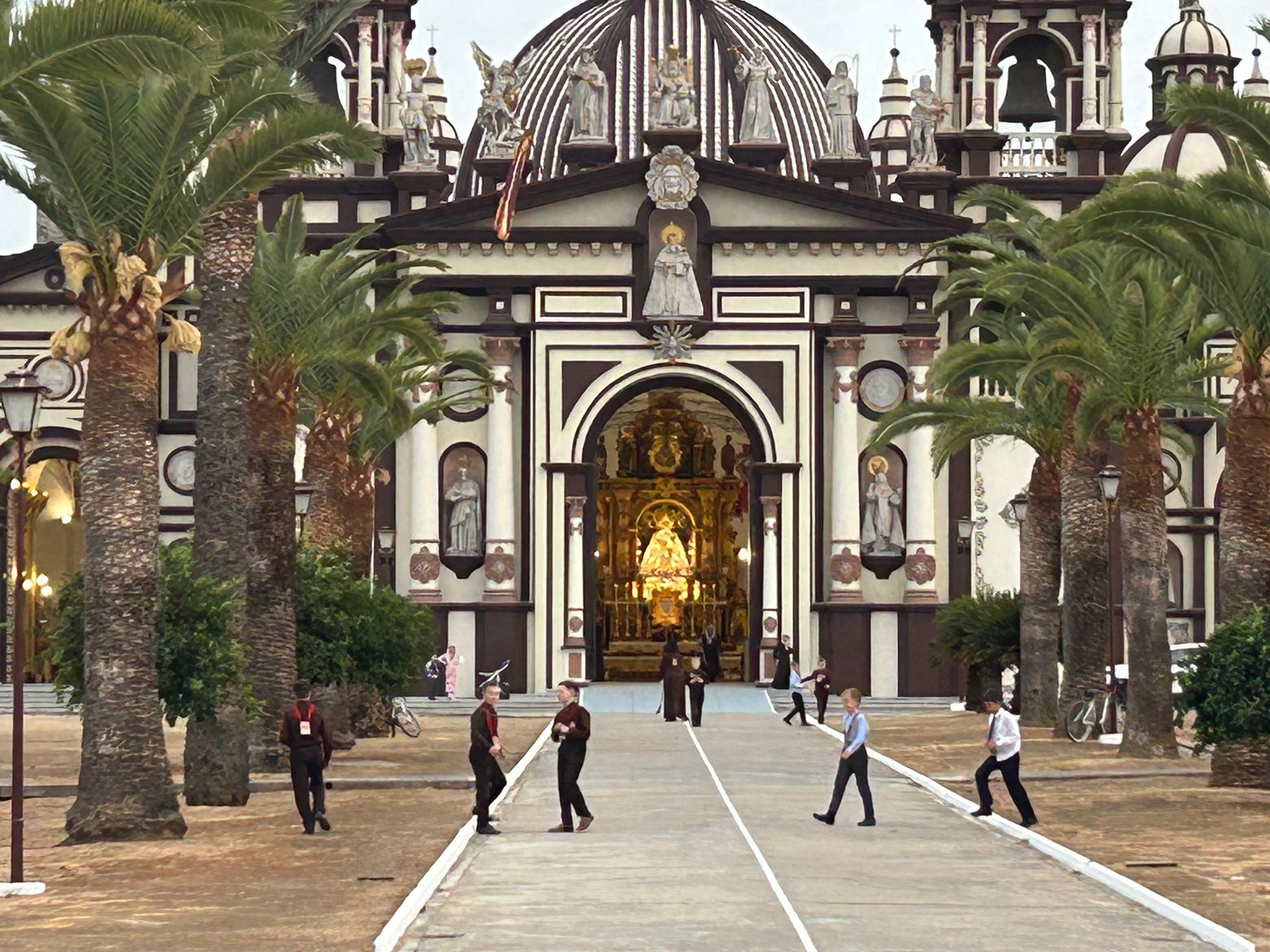 La extravagante jornada de ‘puertas abiertas’ en la secta del Palmar de Troya, en imágenes