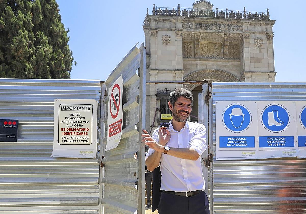 El ministro Urtasun sale del Museo Arqueológico de Sevilla después de visitar las obras