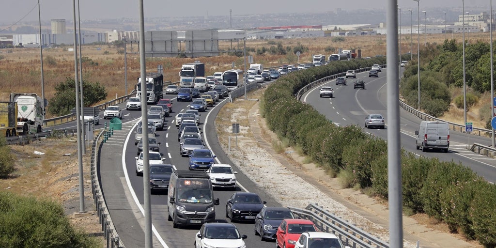 Un accidente en la AP-4 provoca hasta catorce kilómetros de atascos en la vuelta a Sevilla
