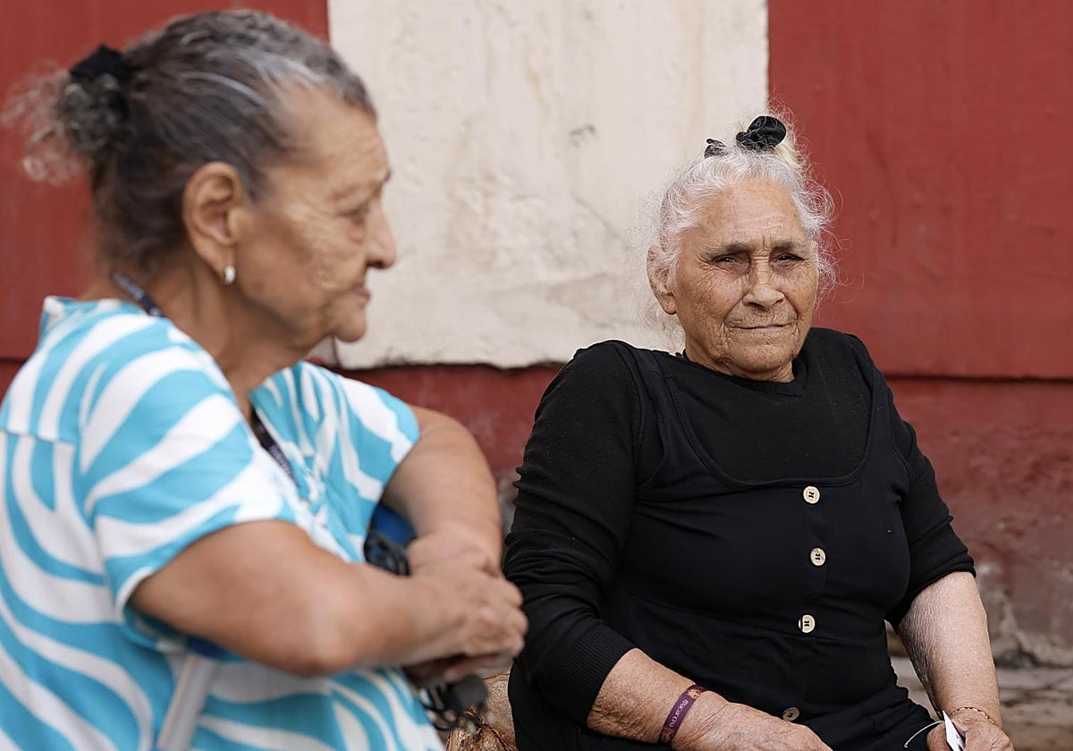 El Polígono Sur se volcó con el rosario matutino de la Esperanza de Triana