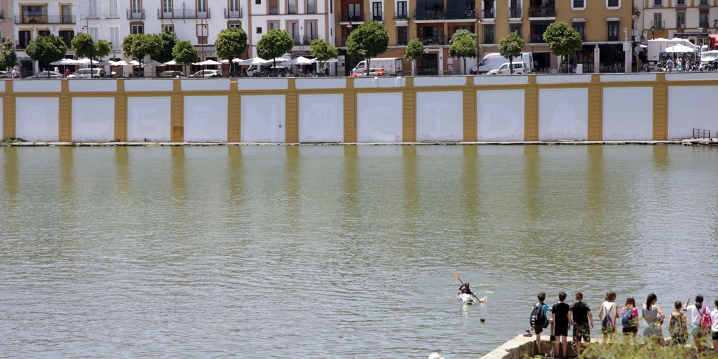 Urbanismo mejorará la estética de la zapata de la calle Betis en Triana con la renovación de su pintura