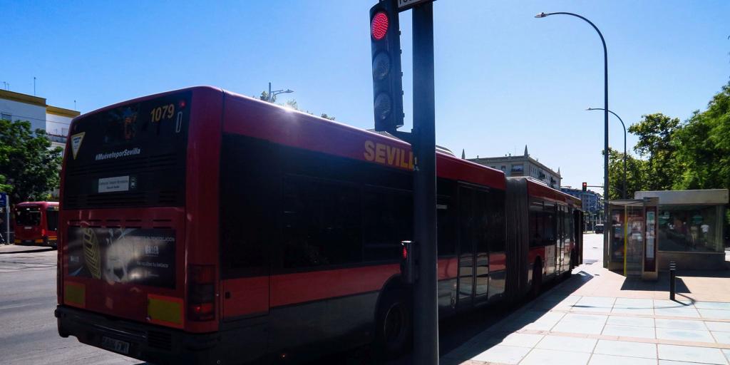 Un conductor de Tussam explica por qué a veces se saltan el semáforo en rojo