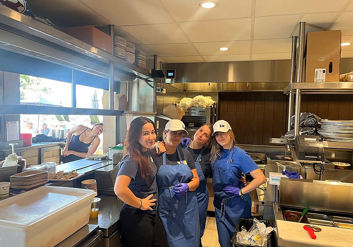 Inma Mañoso (izquierda) en la cocina del hotel de Montana donde trabajó