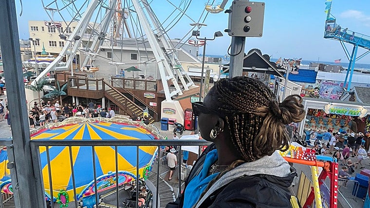 Coumba Ferrera en el parque de atracciones donde trabajaba en Ocean City, Nueva Jersey