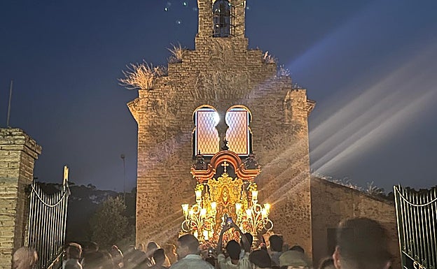 Simpecado del Rocío de Montequinto en la Ermita de Cuarto