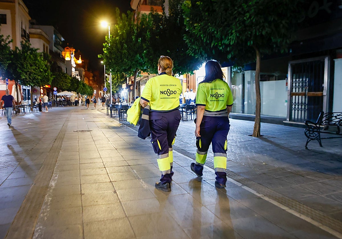 Una pareja de serenos recorren las calles del barrio de Triana