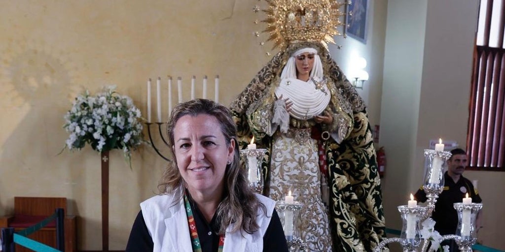 Una profesora sevillana versiona la salve rociera ante la Esperanza: «A Triana yo quiero volver»