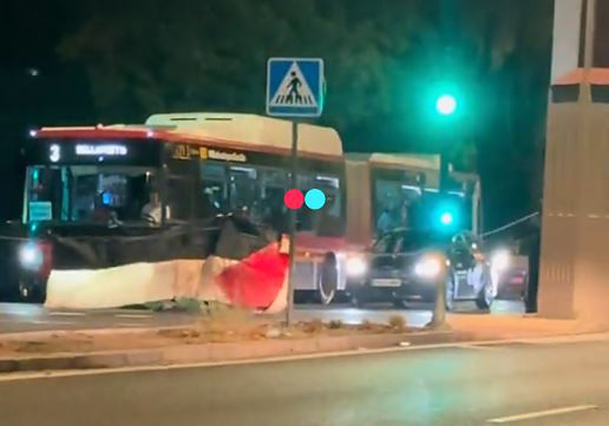 La bandera de Palestina cortando la calle Torneo