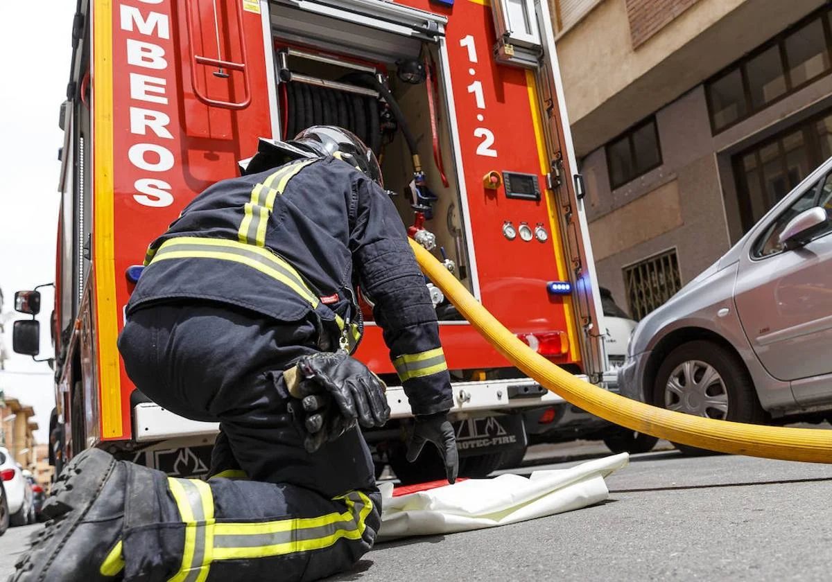 Herido un hombre en el incendio de la cocina de su piso en Sevilla capital