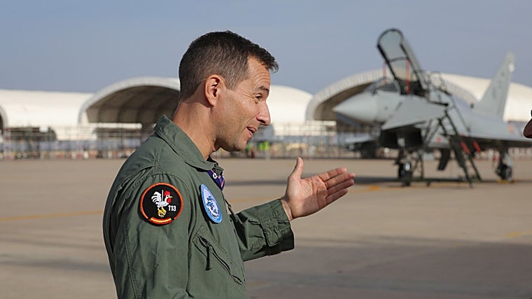El coronel Gutiérrez Gallego en la base de Morón
