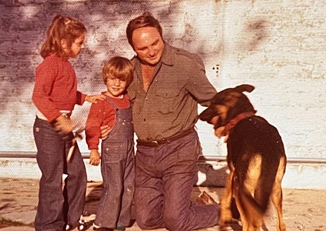 Imagen secundaria 1 - Fotos familiares de Antonio Muñoz Cariñanos y su familia; en última instancia, el doctor Pablo Muñoz Cariñanos