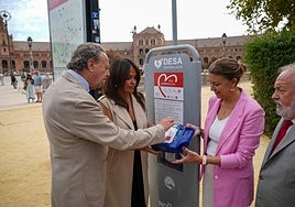 Sevilla instala desfibriladores por primera vez en la vía pública para reforzar la seguridad cardiaca