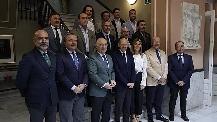 Foto de familia en el Ateneo tras la presentación