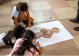 Los vecinos del Polígono Sur arropan a la Esperanza de Triana en la parroquia de Jesús Obrero