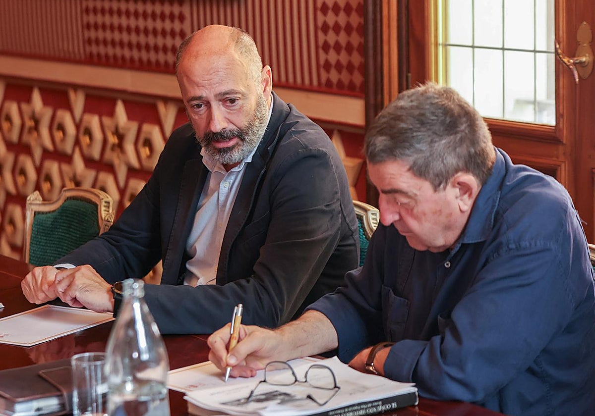 El gerente de Urbanismo, Fernando Vázquez, junto al portavoz de Adepa, Joaquín Egea