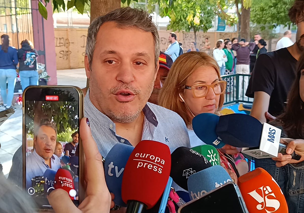 Isaac Villar, tío de Sandra, atendiendo a los medios