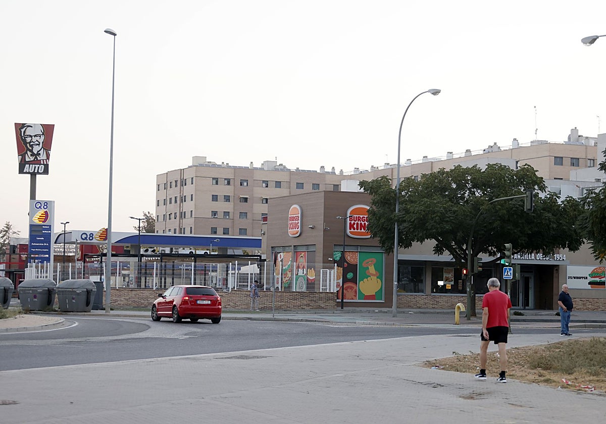 Parcela del Higuerón investigada por la UCO, donde se instala actualmente un Burger King y una gasolinera, entre otros negocios