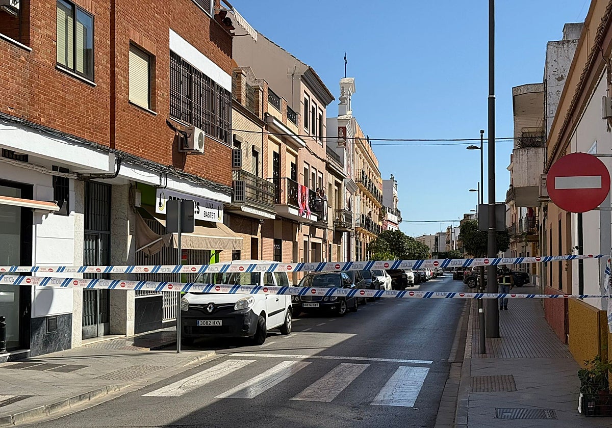 Precinto policial en la calle escenario del crimen