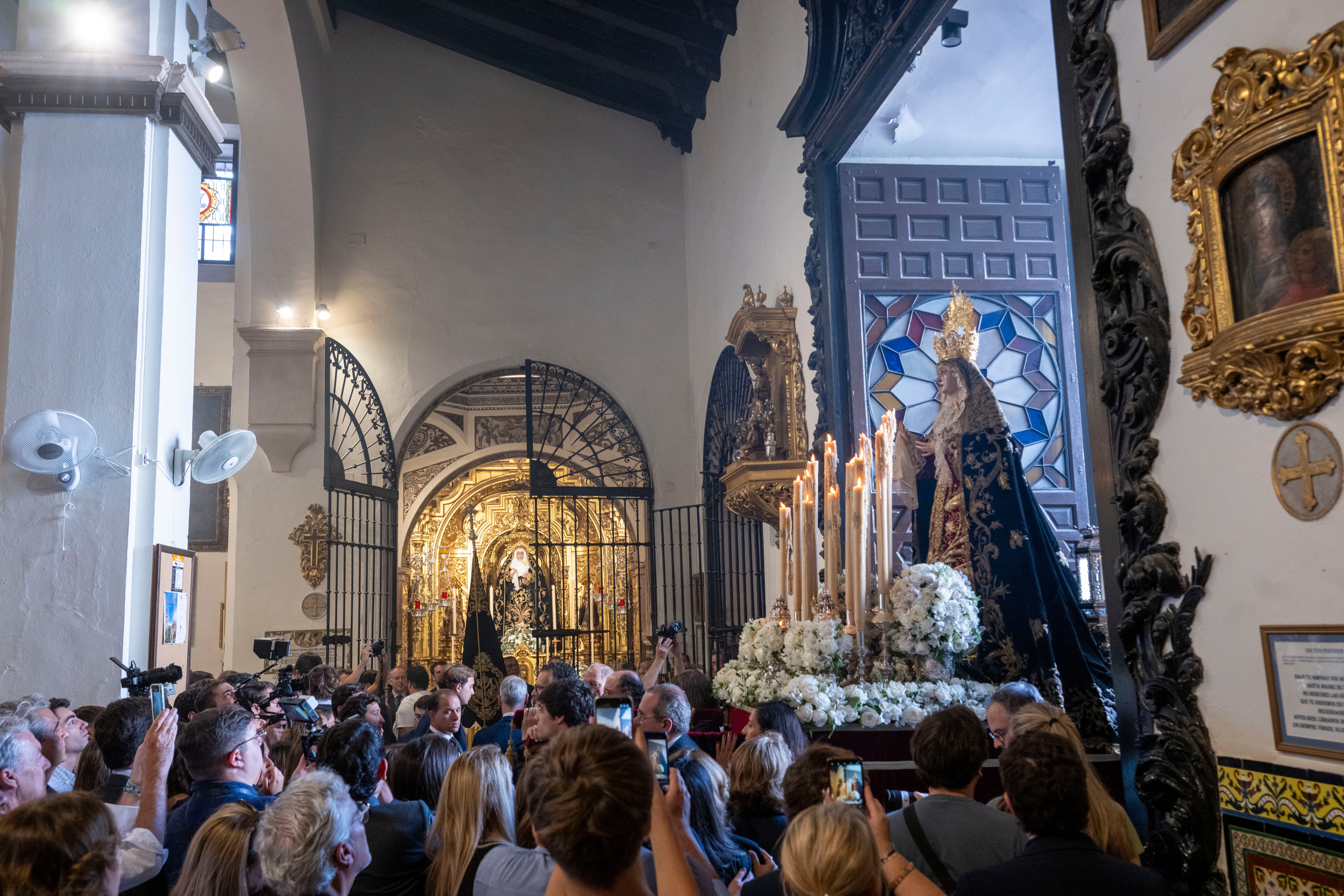 El traslado de regreso de la Virgen de los Dolores de las Penas, en imágenes