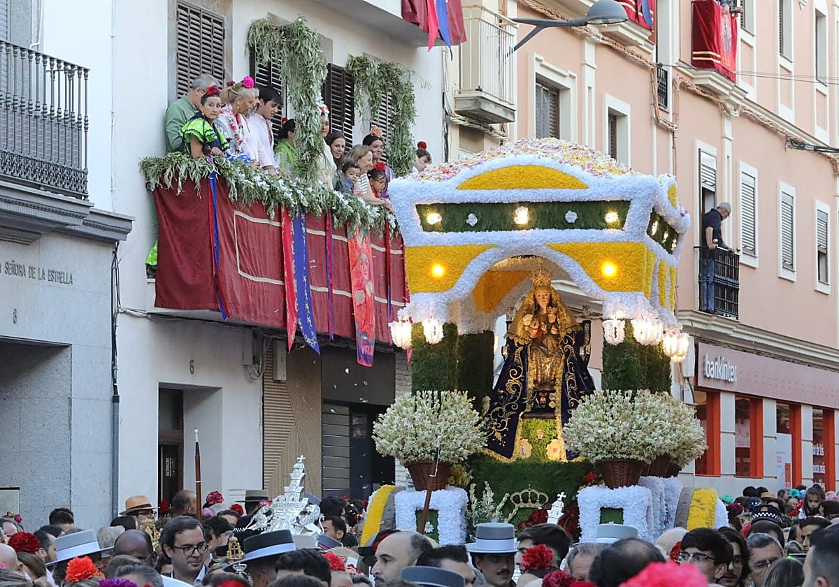 Dos Hermanas acompaña a la Virgen de Valme en su Romería