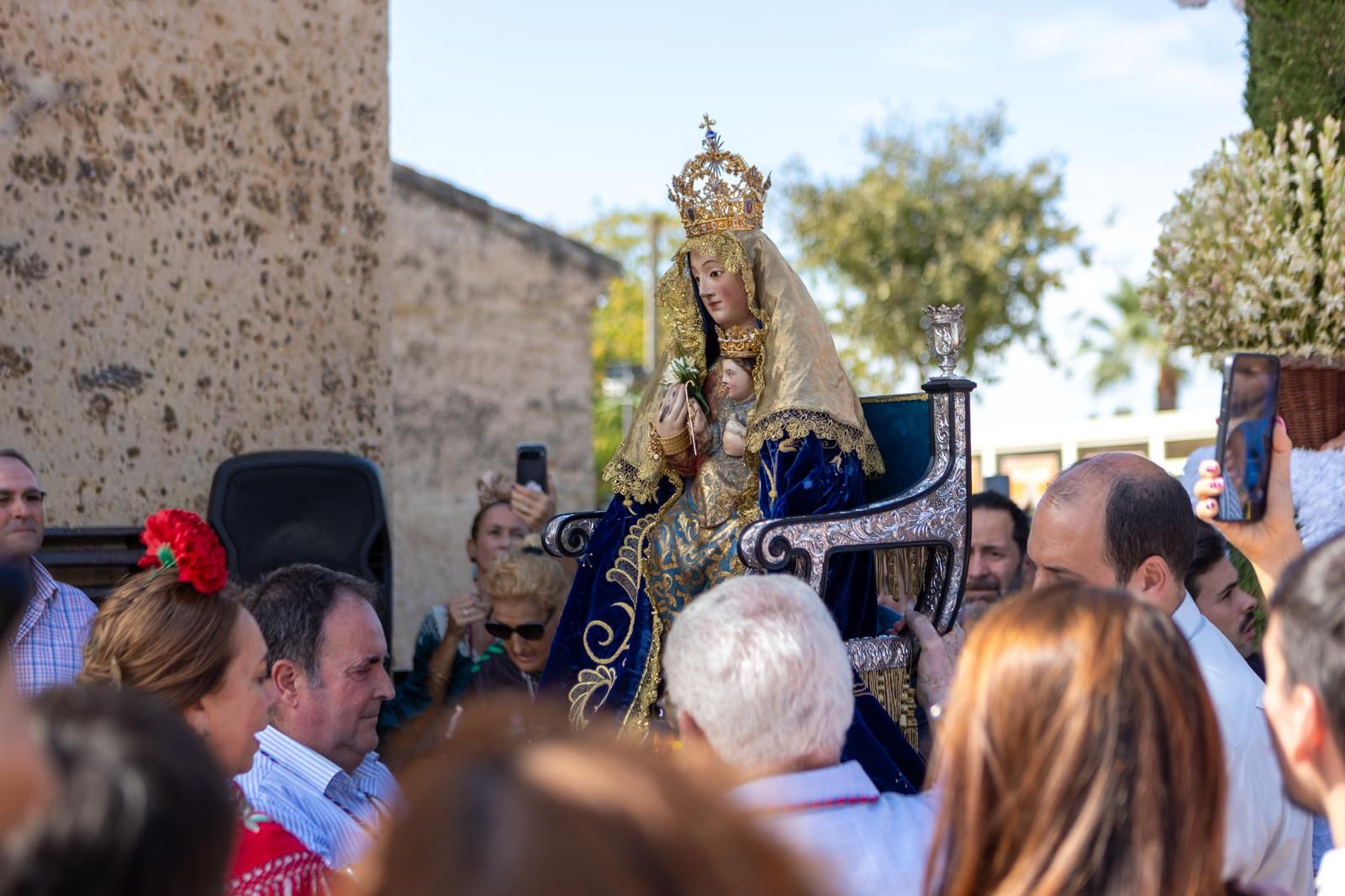 Dos Hermanas acompaña a la Virgen de Valme en su Romería