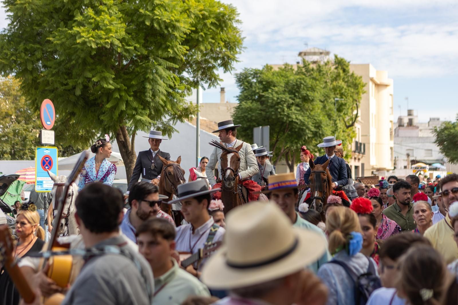 Dos Hermanas acompaña a la Virgen de Valme en su Romería