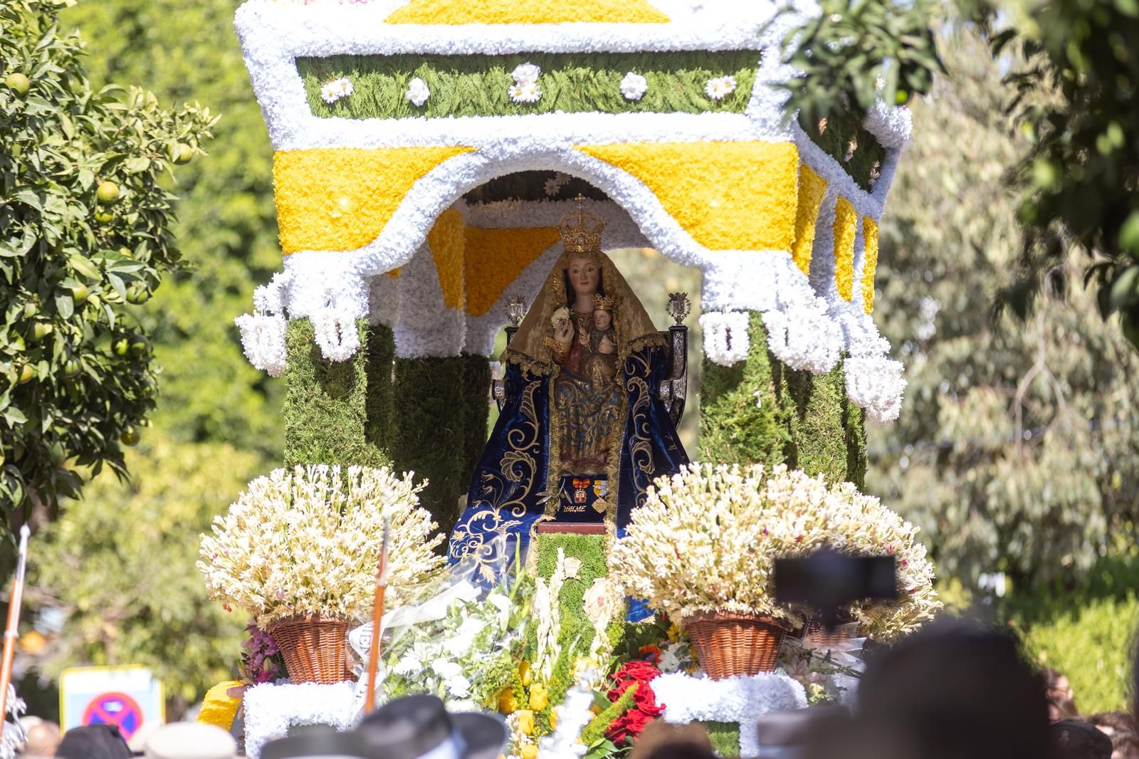 Dos Hermanas acompaña a la Virgen de Valme en su Romería