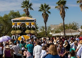 Dos Hermanas se rinde ante su Virgen de Valme bajo un intenso sol de octubre