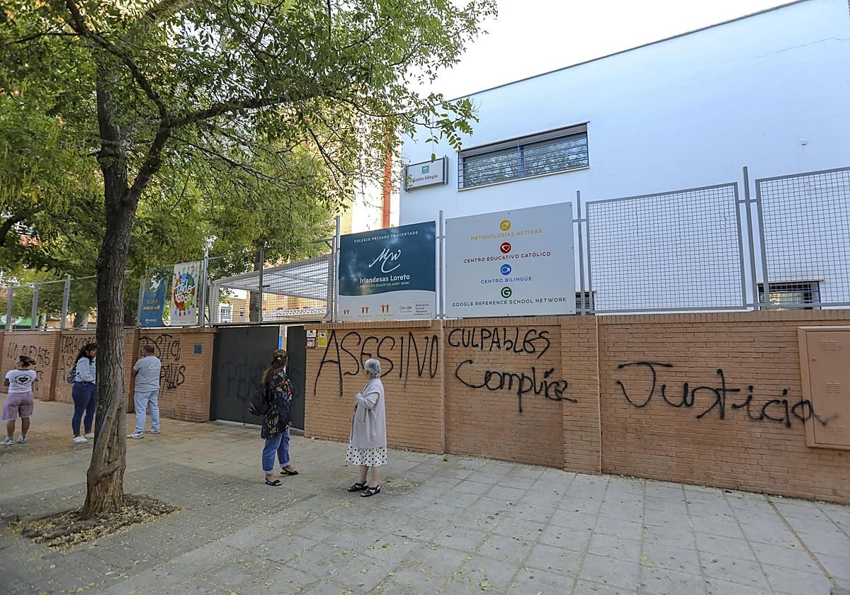 Pintadas en la fachada del colegio Irlandesas de Loreto tras la muerte de Sandra Peña