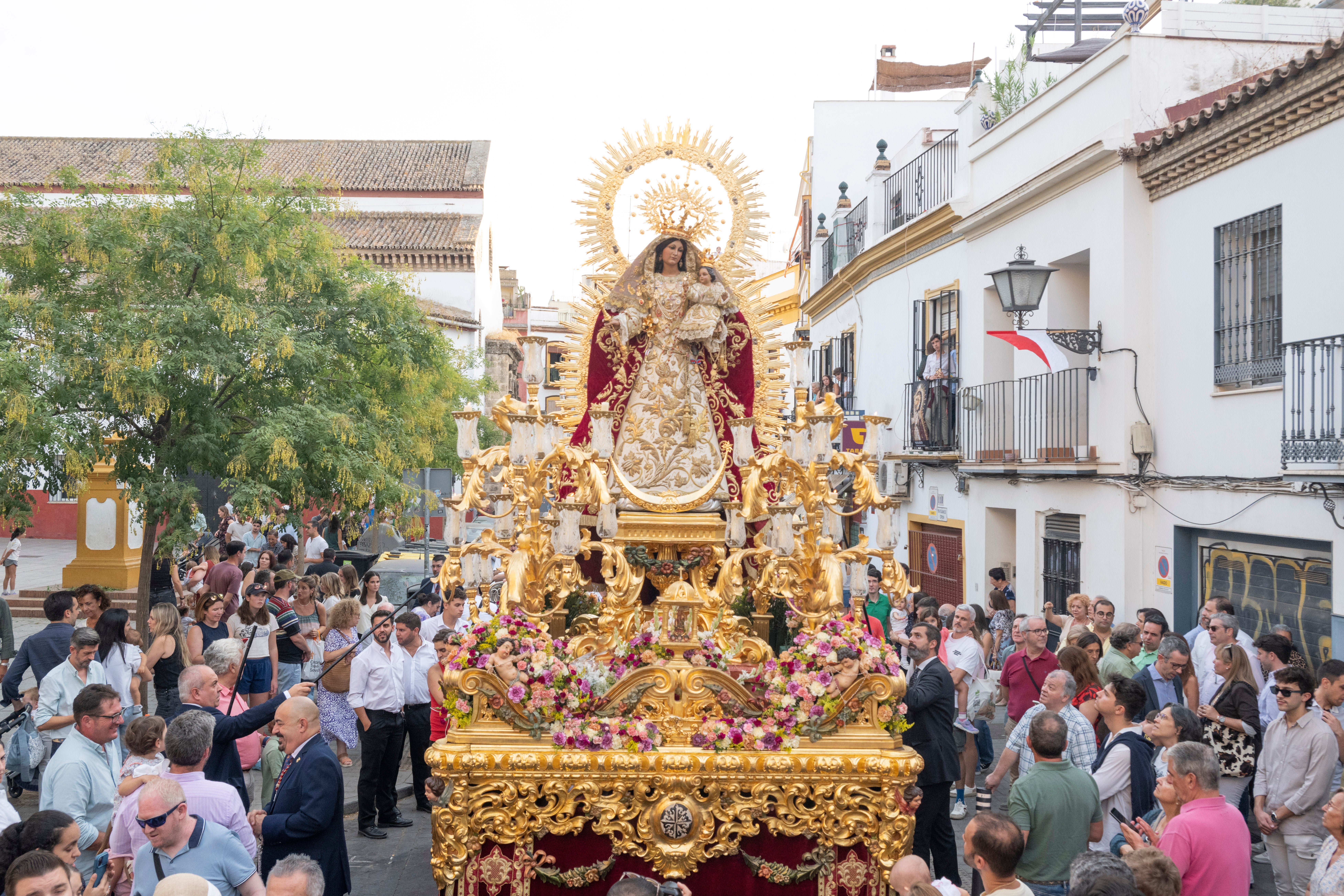 La salida del Rosario de San Julián y la Virgen de las Nieves, en imágenes