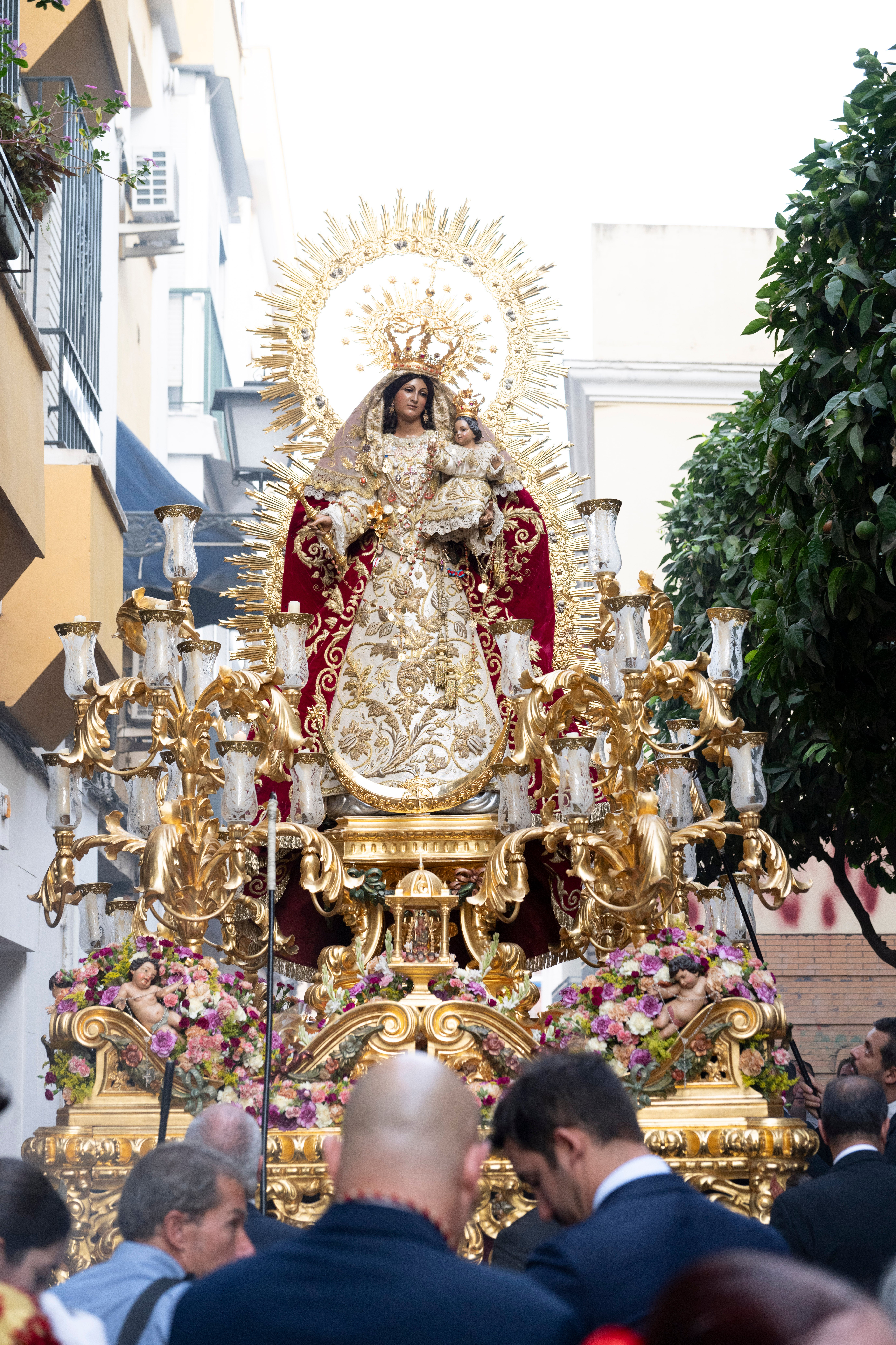 La salida del Rosario de San Julián y la Virgen de las Nieves, en imágenes