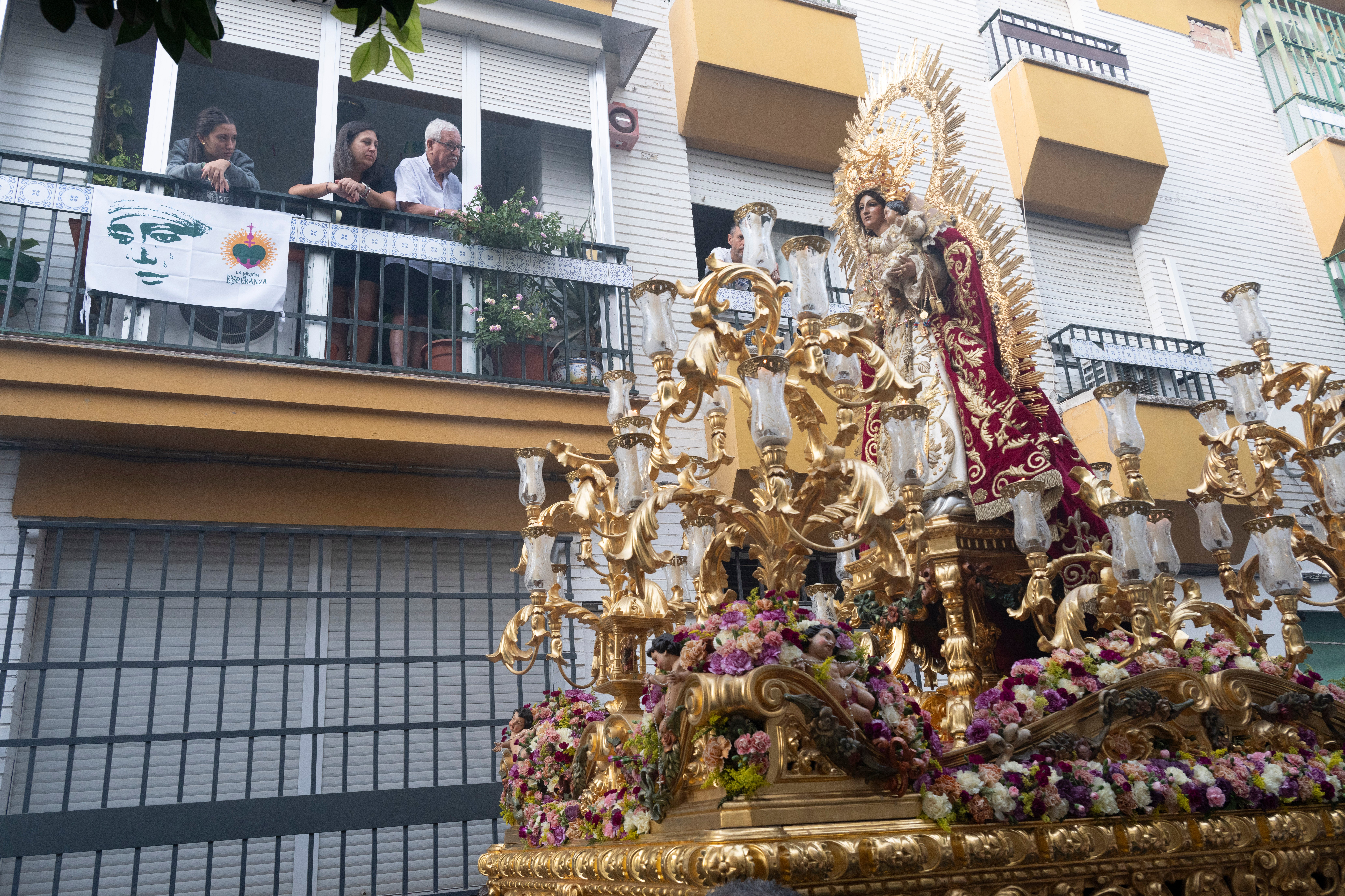 La salida del Rosario de San Julián y la Virgen de las Nieves, en imágenes