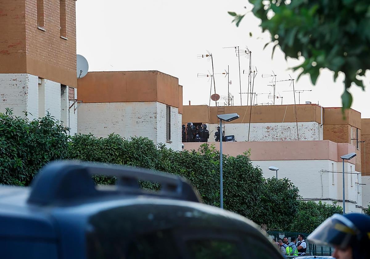 Ambiente a las puertas donde se encuentra atrincherado el individuo