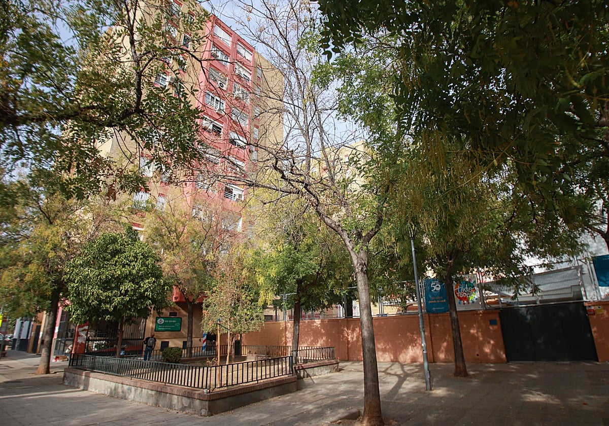 Fachada del colegio, colindante con el domicilio donde vive la familia de Sandra