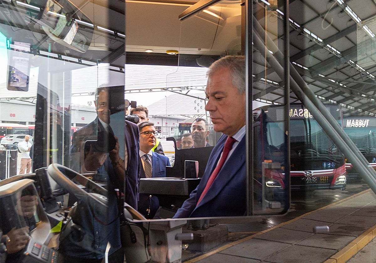 El alcalde José Luis Sanz en uno de los nuevos autobuses de Tussam