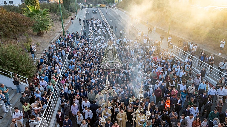 La Esperanza llegando al Hospital Infantil Virgen del Rocío