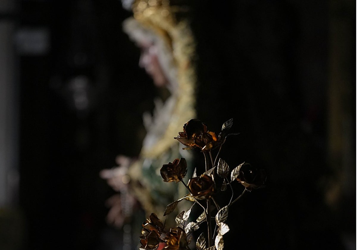 La Rosa de Oro ante la Macarena