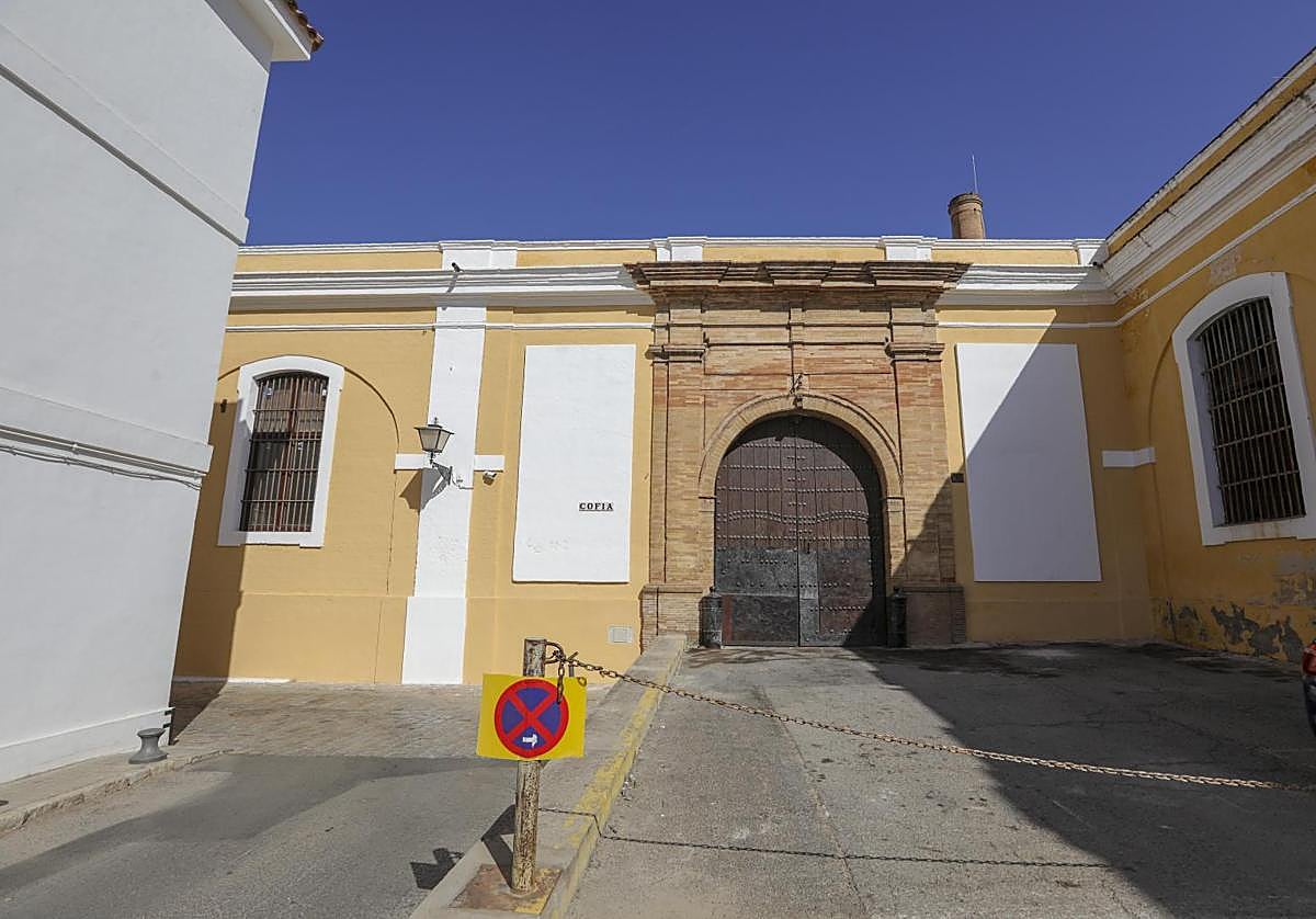 Entrada a la Fábrica de Artillería por la calle Cofia, aún cerrada