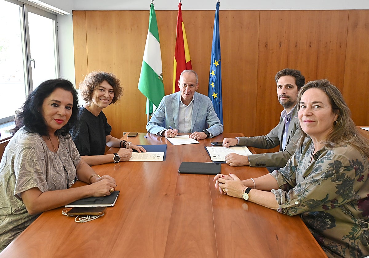 Un momento de la firma del convenio firmado este miércoles