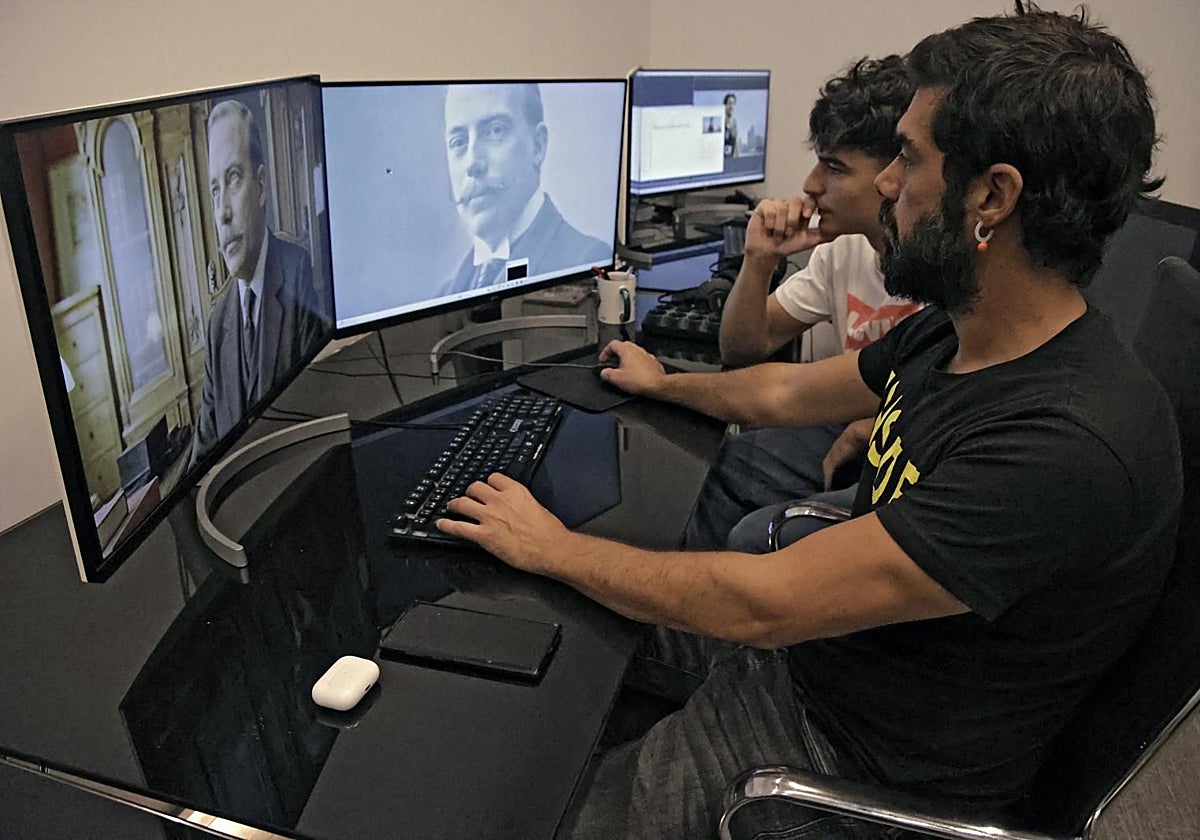 José Valle y Carlos Ruiz trabajan en la recreación de Torcuato Luca de Tena a partir de una fotografía original